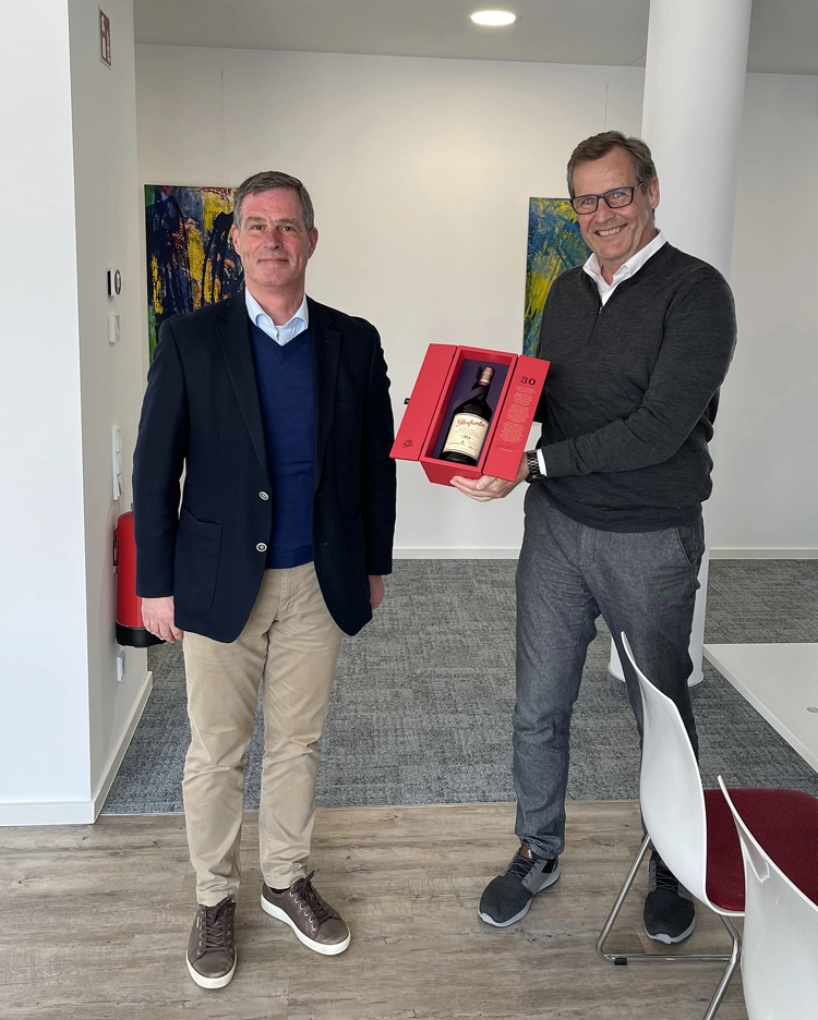 Links: Martin Hesselmann, Geschäftsführer
Rechts: ZTM Ingo Scholten, Leiter Produkt- & Projektmanagement
Als Geschenk bekam er eine Flasche „30 Jahre Single Malt Scotch Whisky von Glenfarclas“.
