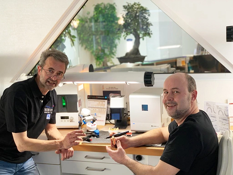 ZTM Knut Sukstorf (li.), stellvertretender Laborleiter, und Verblendtechniker ZT Holger Weiss sind begeistert von Ceramage UP.