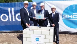 V.l.n.r.: Bürgermeister Klaus Pesch, Heiko Hensing (Partner Vollack Ratingen), Martin Hesselmann (Geschäftsführung SHOFU Dental GmbH) und Akira Kawashima (Chairman SHOFU Dental).