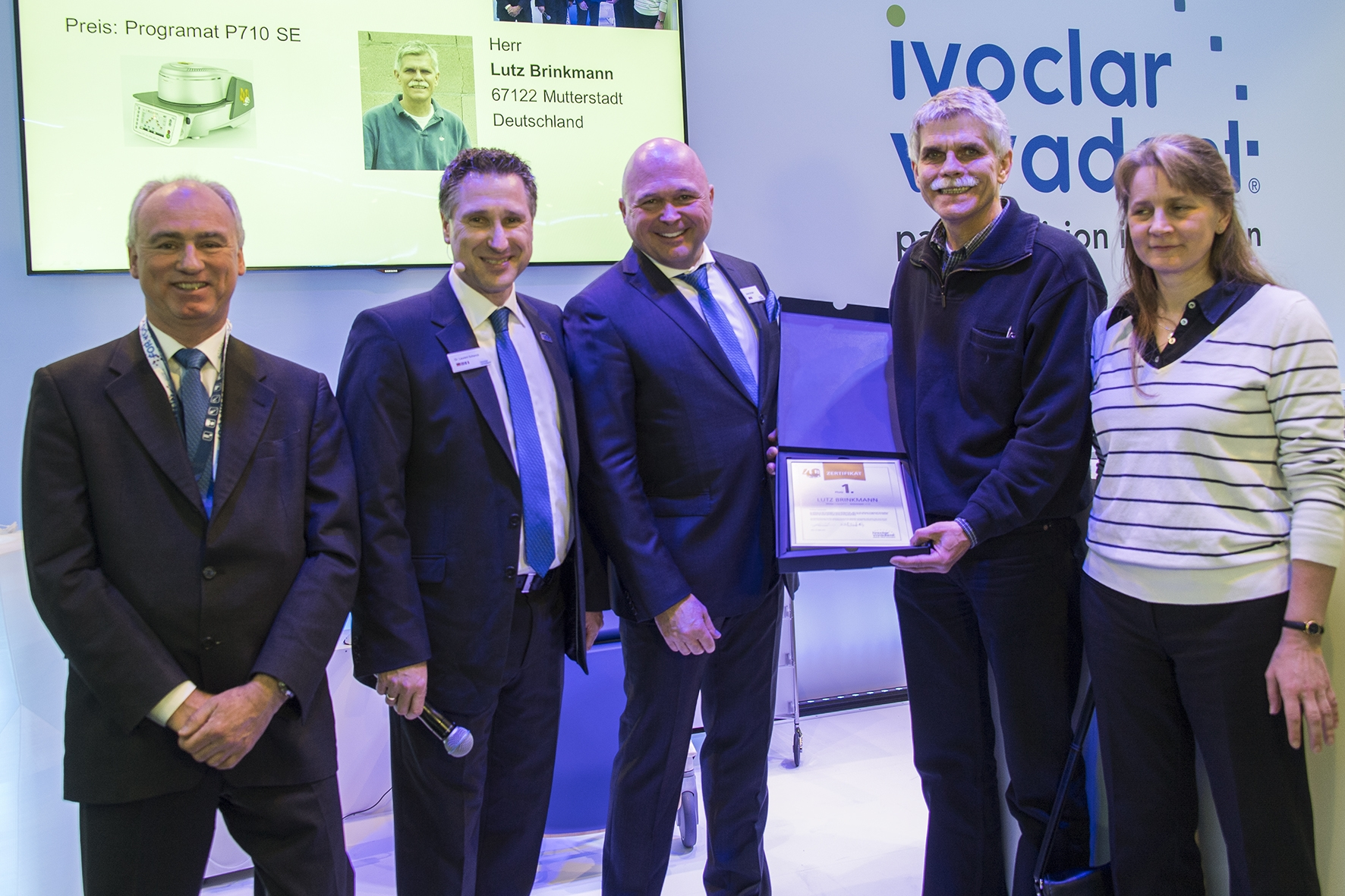 V. l.: Robert Grünenfelder, Dr. Laurent Schenck und Gernot Schuller von Ivoclar Vivadent gratulieren dem Wettbewerbssieger Lutz Brinkmann und seiner Frau Judith.