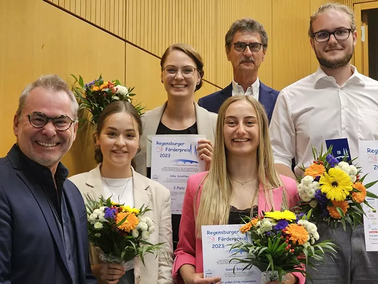 v.l.: Robert Malik , Eva Fleischmann, Silke Schüttler, Sandra Binsteiner,  Studiendirektor Alfons Koller, Sieger Noel Serafin.