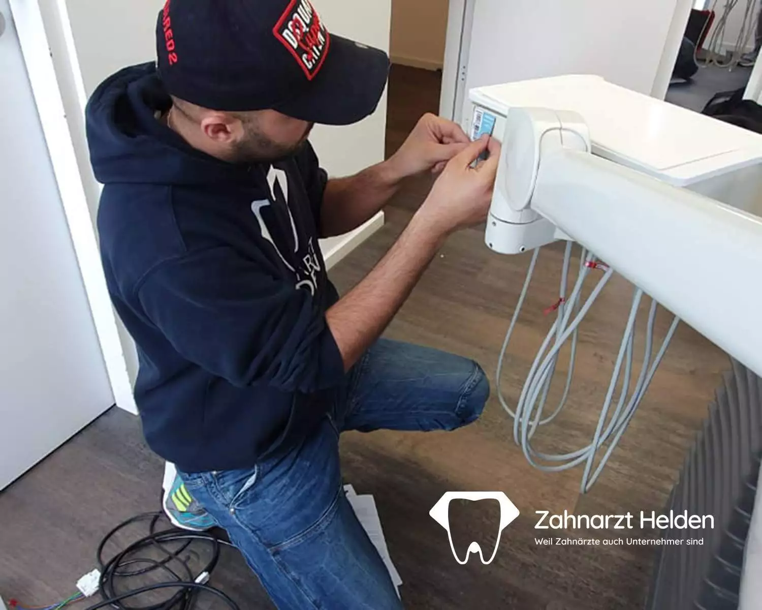 Servicetechniker Sinan Gencer bei der Arbeit.