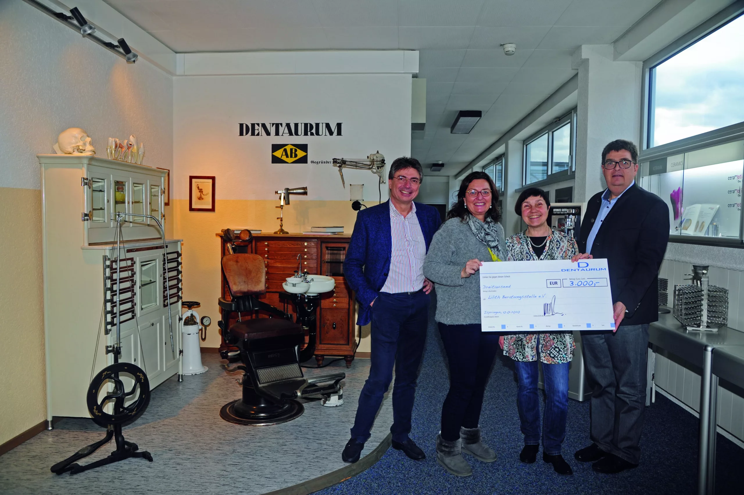 Auch der Verein Lilith e.V. erhielt einen Scheck, v. l.: Mark S. und Petra Pace, Angela Blonski und Axel Winkelstroeter.