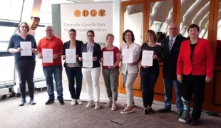 Die neuen SZM-Spezialisten der DGAZ: ZÄ Katharina Kops, Dr. med. dent. Katja Giese-Kraft, ZA Veit Vogel, Dr. med. dent. Heike Wickop-Karber, Dipl. Zahnärztin Linda Coletta, Dr. Claudia Susanne Koller und Dr. med. dent. Andrea Marliani.