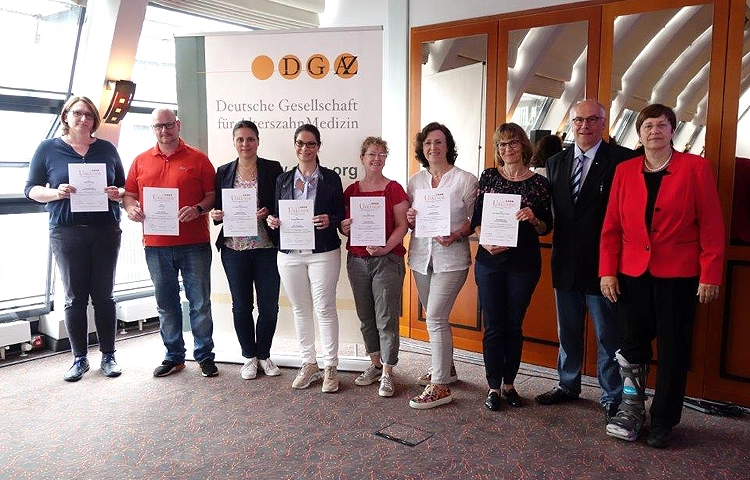 Die neuen SZM-Spezialisten der DGAZ: ZÄ Katharina Kops, Dr. med. dent. Katja Giese-Kraft, ZA Veit Vogel, Dr. med. dent. Heike Wickop-Karber, Dipl. Zahnärztin Linda Coletta, Dr. Claudia Susanne Koller und Dr. med. dent. Andrea Marliani.