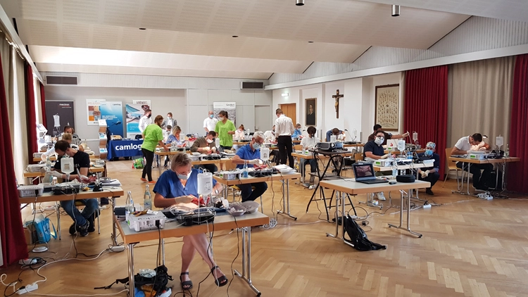 Hands-on unter Pandemie-Bedingungen beim Kurs mit Prof. Dr. Michael Stimmelmayr.