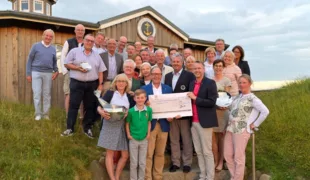 Die Teilnehmer des Golf-Turniers der 61. Sylter Woche freuten sich gemeinsame mit dem Präsidenten der ZÄK Schleswig-Holstein, Dr. M. Brandt (l. am Scheck), und Bürgermeister N. Häckel (r.) über die Spende zugunsten der Stiftung Familien in Not.