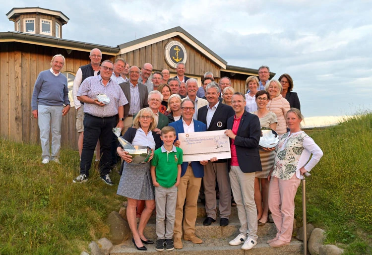 Die Teilnehmer des Golf-Turniers der 61. Sylter Woche freuten sich gemeinsame mit dem Präsidenten der ZÄK Schleswig-Holstein, Dr. M. Brandt (l. am Scheck), und Bürgermeister N. Häckel (r.) über die Spende zugunsten der Stiftung Familien in Not.