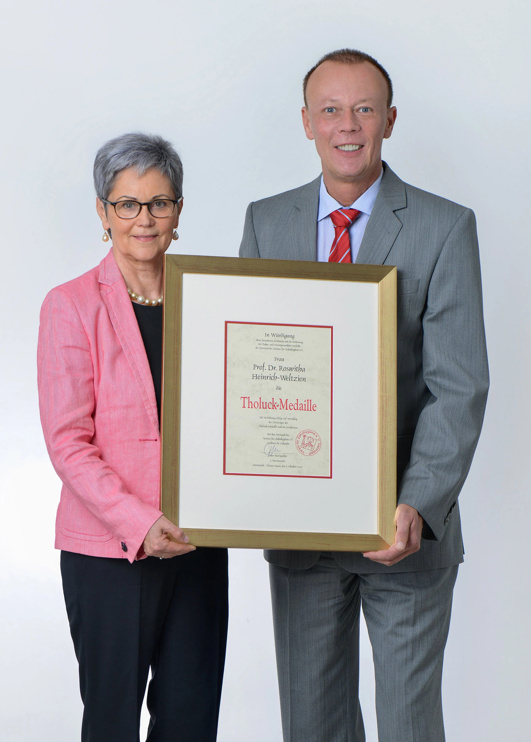Dr. Matthias Lehr vom Verein für Zahnhygiene e.V. verleiht Frau Prof. Roswitha Heinrich-Weltzien die Tholuck-Medaille 2017.