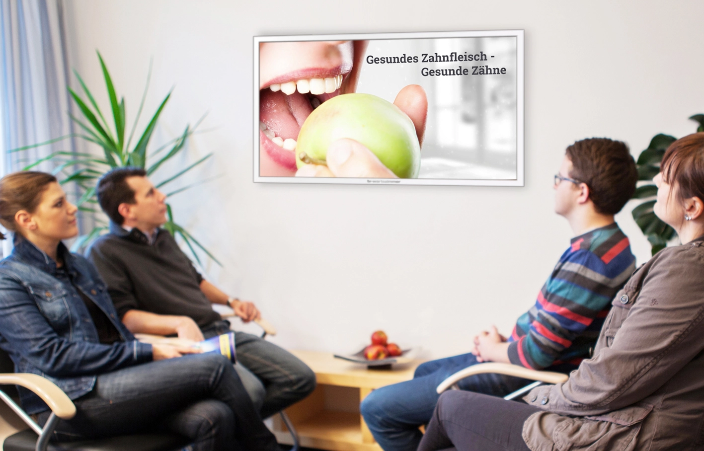 Die Zeit im Wartezimmer kann zur Aufklärung für eine Mundgesundheit der Patienten genutzt werden.