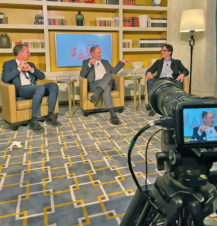 Tagungspräsident Prof. Dr. Dr. Tom Beikler mit Prof Dr. David Sonntag (links) und Dr. Tom Schloss (rechts).