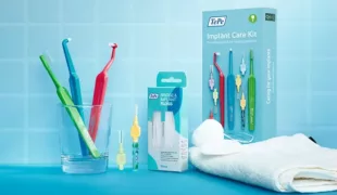 Das TePe Implant Care Kit enthält speziell auf die Implantatpflege zugeschnittene TePe Produkte.
