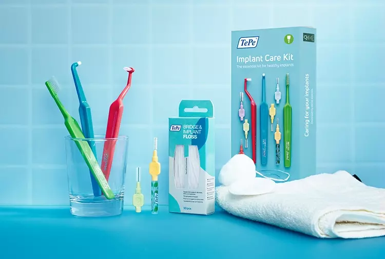 Das TePe Implant Care Kit enthält speziell auf die Implantatpflege zugeschnittene TePe Produkte.