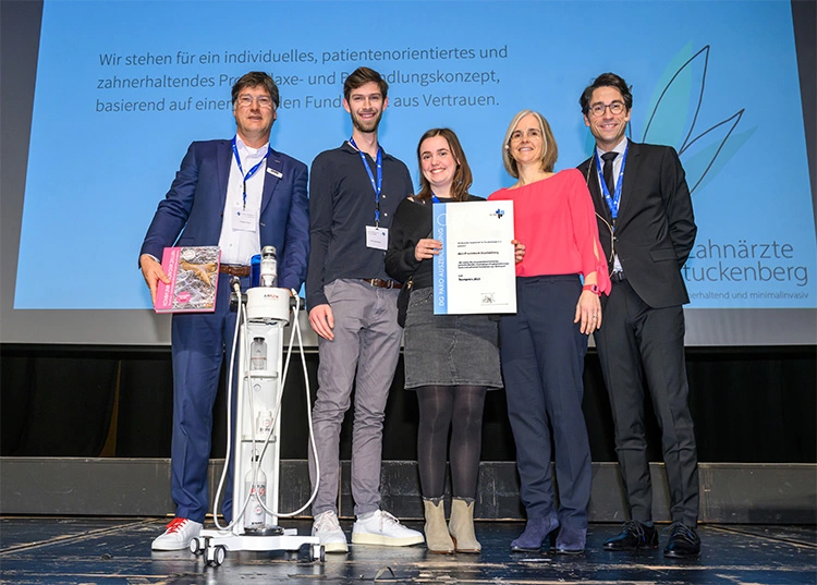 DG PARO-Teampreis: v.l.n.r. Thomas Schwarz, EMS, Lukas Stuckenberg, Lisa Stuckenberg, Prof. Dr. Bernadette Pretzl, Prof. Dr. Henrik Dommisch