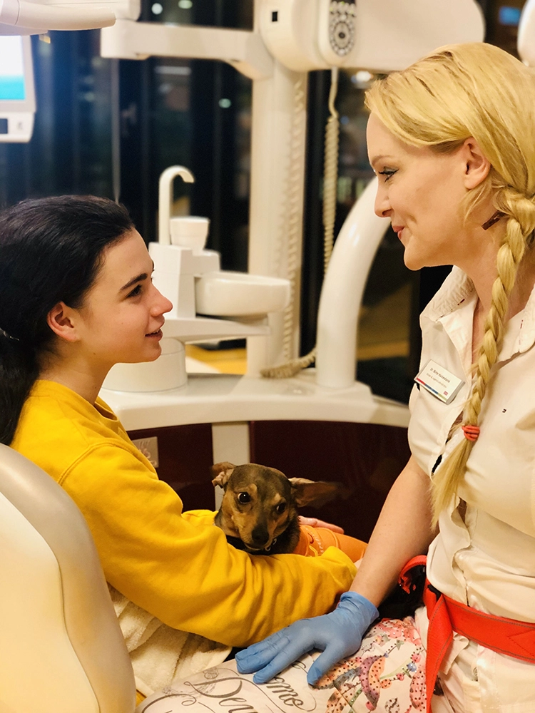 Doc Peppi am Behandlungsstuhl mit einer Patientin.