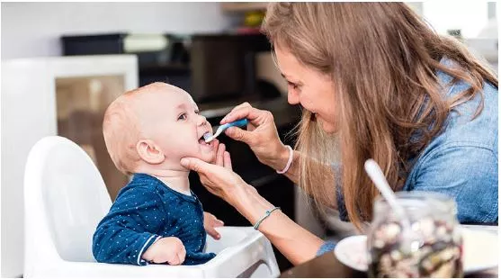 Abb. 2: Am besten greifen Eltern direkt nach dem Frühstück zur Zahnbürste mit fluoridhaltiger Kinderzahnpasta, und zwar solange bis die Kinder in der Lage sind, von den Kauflächen oben und unten die meist zuckerhaltigen Speisereste vom ersten Frühstück Zuhause zu entfernen.