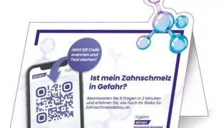 Tischaufsteller mit QR-Code zum Risiko-Assessment-Tool.