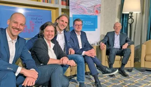 Nach erfolgreicher Session: Moderator Dr. Dennis Schaller, DG PARO Präsidentin Prof. Dr. Bettina Dannewitz, Prof. Dr. Michael Stimmelmayr, PD Dr. Arndt Happe und Prof. Dr. Christoph Hämmerle (von links).
