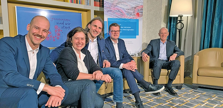 Nach erfolgreicher Session: Moderator Dr. Dennis Schaller, DG PARO Präsidentin Prof. Dr. Bettina Dannewitz, Prof. Dr. Michael Stimmelmayr, PD Dr. Arndt Happe und Prof. Dr. Christoph Hämmerle (von links).