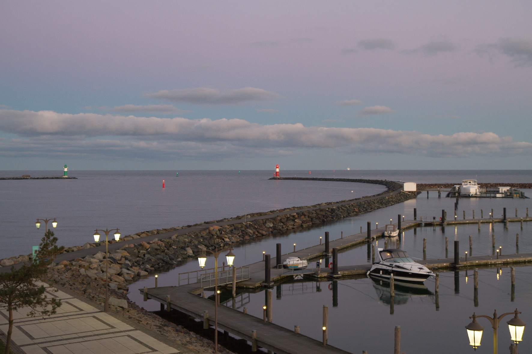 Blick auf die Ostsee. Der Dental-Gipfel findet jedes Jahr in der Yachthafenresidenz Hohe Düne in Warnemünde statt.