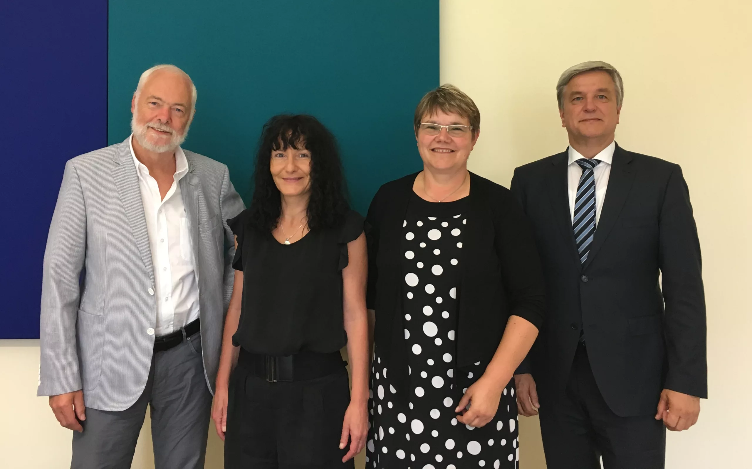 V. l.: VDZI-Vorstandsmitglied Heinrich Wenzel, Karola Krell, Referatsleitung Zahntechnik, Hannelore König, 1. geschäftsführende Vorsitzende (beide Verband medizinischer Fachberufe e.V.) und Walter Winkler, Generalsekretär des VDZI.