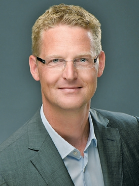 Dr. Jochen Tunkel ist Fachzahnarzt für Parodontologie sowie Fachzahnarzt für Oralchirurgie. Seit 2007 ist er zusammen mit Dr. Carolin Tunkel, Fachzahnärztin für Kieferorthopädie in Bad Oeynhausen (Ostwestfalen) niedergelassen. Nach seinem Staatsexamen an der Bayerischen Julius-Maximilians-Universität Würzburg zog es den engagierten Zahnmediziner an die parodontologischen Polikliniken der Universitäten Würzburg (1999-2000) und Münster (2000-2003). Von 2004 bis 2015 war Dr. Tunkel Lehrbeauftragter und Gastdozent an der Poliklinik für Parodontologie des Universitätsklinikums Münster (Direktor: Prof. Dr. Benjamin Ehmke). Im Jahr 2004 erwarb der Parodontologe zudem den Tätigkeitsschwerpunkt Implantologie (DGI, BDIZ) und arbeitete bis 2006 als Weiterbildungsassistent in der Privatzahnklinik Schloss Schellenstein/Olsberg. 2006 absolvierte er den Master of Oral Medicine in Implantology (MOM) am International Medical College, Westfälische Wilhelms-Universität Münster. Sein parodontologisches und implantologisches Know-how lässt Tunkel unter anderem als Hospitations- und Supervisionsreferent der Deutschen Gesellschaft für Implantologie & Parodontologie (DGI/DGP)/APW einfließen. Dr. Tunkel ist ITI fellow und ITI speaker. Seine Praxis ist „Competence Center“ für allogene Knochenplatten in der Knochenregeneration und bei den European Centers for Dental Implantology (ECDI) angenommen. Seit 2012 ist sie Emdogain Trainingszentrum der Firma Straumann.