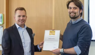Diego Gabathuler (designierter CEO) überreicht die Gewinnerurkunde an den Laborbesitzer Robert Arvai (re.).