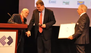 Bei der Überreichung der Urkunde (v. l.): Stiftungspräsident Klaus Kanter, Dr. Karsten Wagner und Präsidiumsmitglied Horst-Dieter Deusser.