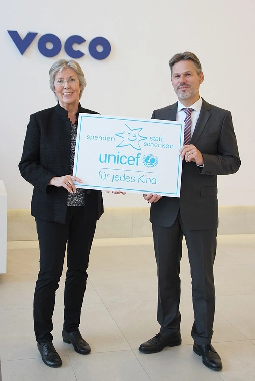 VOCO unterstützt auch 2018 die UNICEF-Aktion „Spenden statt schenken“. Elke Schmidt (ehrenamtliche UNICEF-Mitarbeiterin) freut sich über das Engagement von VOCO, hier mit Geschäftsführer Olaf Sauerbier.
