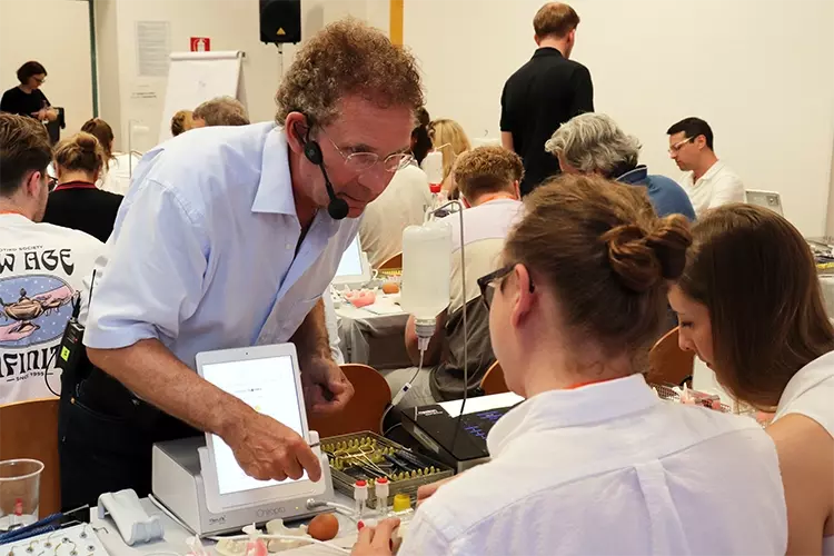Intensive Hands-On-Übungen ermöglichen den Teilnehmenden, das Gelernte direkt anzuwenden und von den Referenten zu lernen.