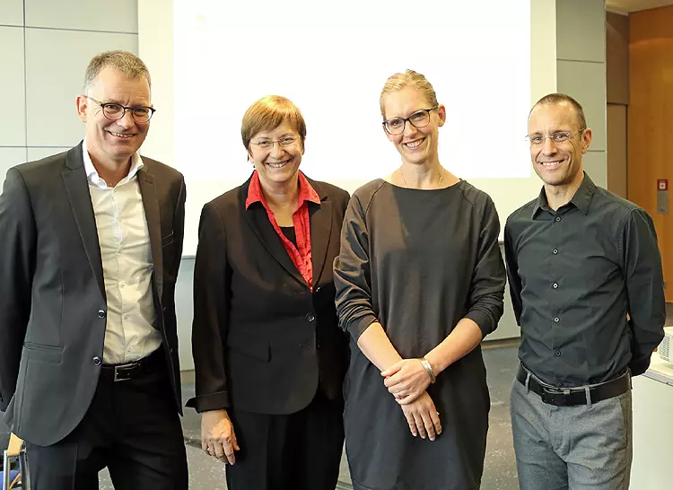 Auf dem Deutschen Zahnärztetag in Frankfurt (v.l.n.r.): Dr. Dirk Bleiel, Prof. Dr. Ina Nitschke, Dr. Dr. Anna Barbe und ZA Hansmartin Spatzier.