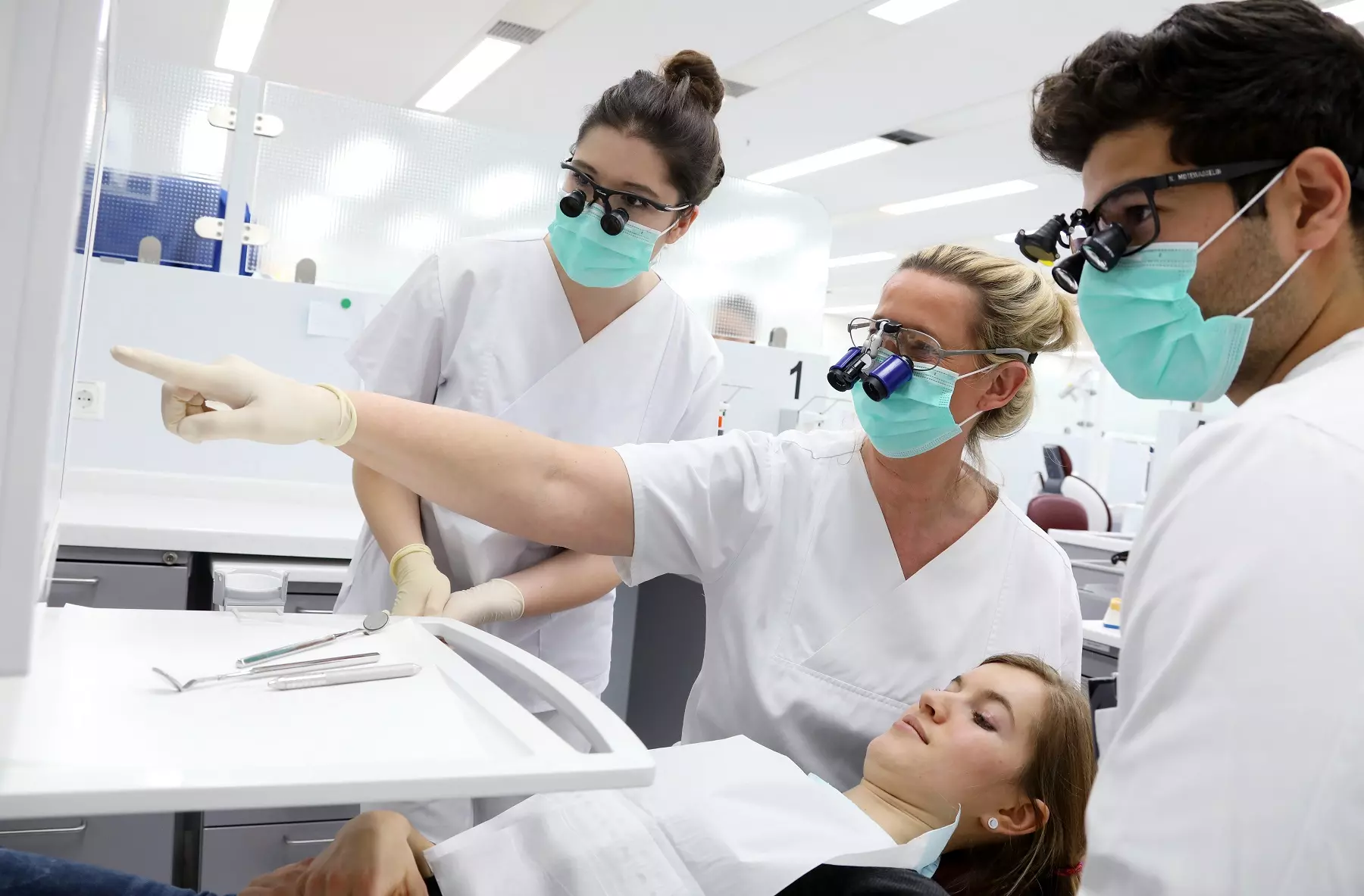 BU: Die Zahnmedizinstudierenden Nima Motewasselin und Irene Stancev behandeln eine Patientin im UKR.