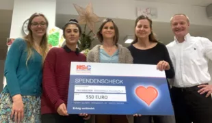Die Spende an das Mädchenhaus Düsseldorf e.V. ist nur eine der vielen verschiedenen Organisationen, die Henry Schein im Rahmen seiner Weihnachtsspenden jährlich unterstützt.