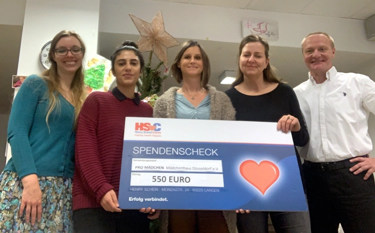 Die Spende an das Mädchenhaus Düsseldorf e.V. ist nur eine der vielen verschiedenen Organisationen, die Henry Schein im Rahmen seiner Weihnachtsspenden jährlich unterstützt.