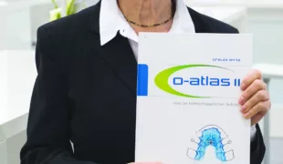 Autorin Ursula Wirtz mit dem neu aufgelegten KFO-Kompendium.