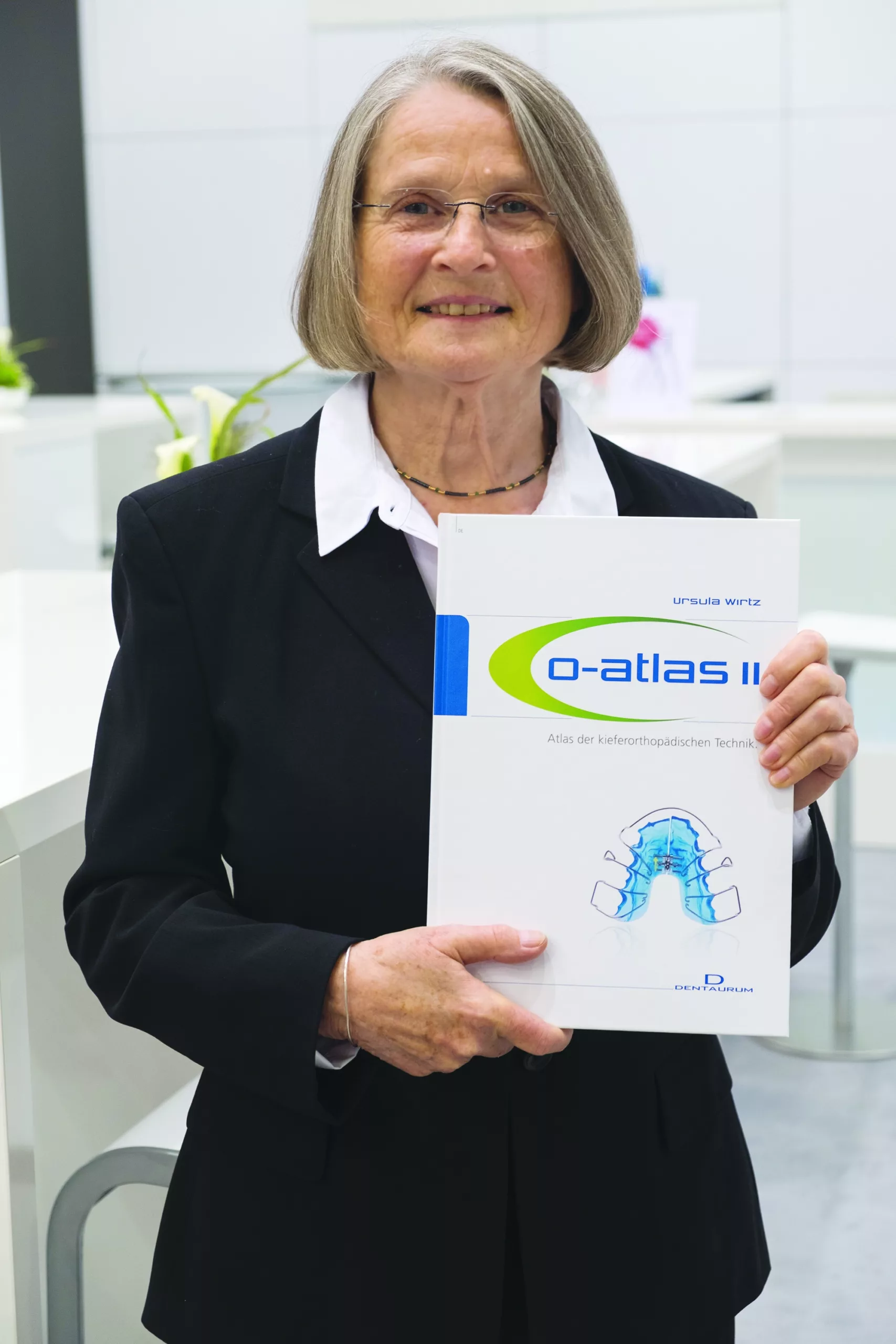 Autorin Ursula Wirtz mit dem neu aufgelegten KFO-Kompendium.