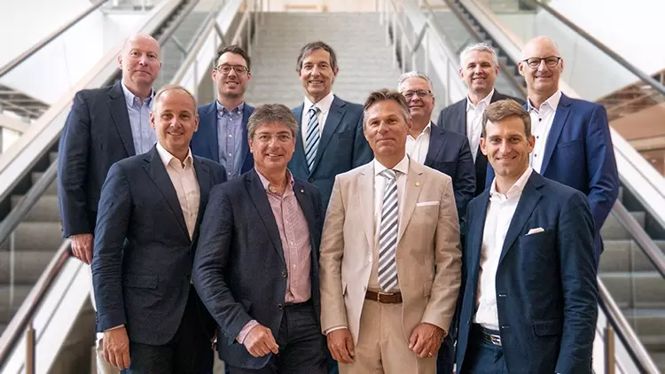 VDDI-Vorstand (Reihe 1 v.l.n.r.) und Beirat (Reihe 2, v.l.n.r.):
Sebastian Voss (Hager & Meisinger), Mark Stephen Pace (DENTAURUM), Olaf Sauerbier (VOCO), Dr. Emanuel Rauter (Vita Zahnfabrik). Christoph Weiss (BEGO), Sören Hug (Renfert), Dr. Wolfgang Mühlbauer (DMG), Peter Bausch (Dr. Jean Bausch GmbH & Co. KG), Novica Savic (exocad), Martin Dürrstein (Dürr Dental).