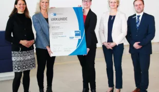 V. l.: Maike Bielfeldt (Hauptgeschäftsführerin IHK Stade), Ines Plaumann-Sauerbier (VOCO-Geschäftsleitung), Stefanie Hein (Ausbildungsbeauftragte, VOCO), Britta Nell (Leiterin Personalwesen, VOCO) und Dirk Immken (Leitung Aus- und Weiterbildung, IHK St