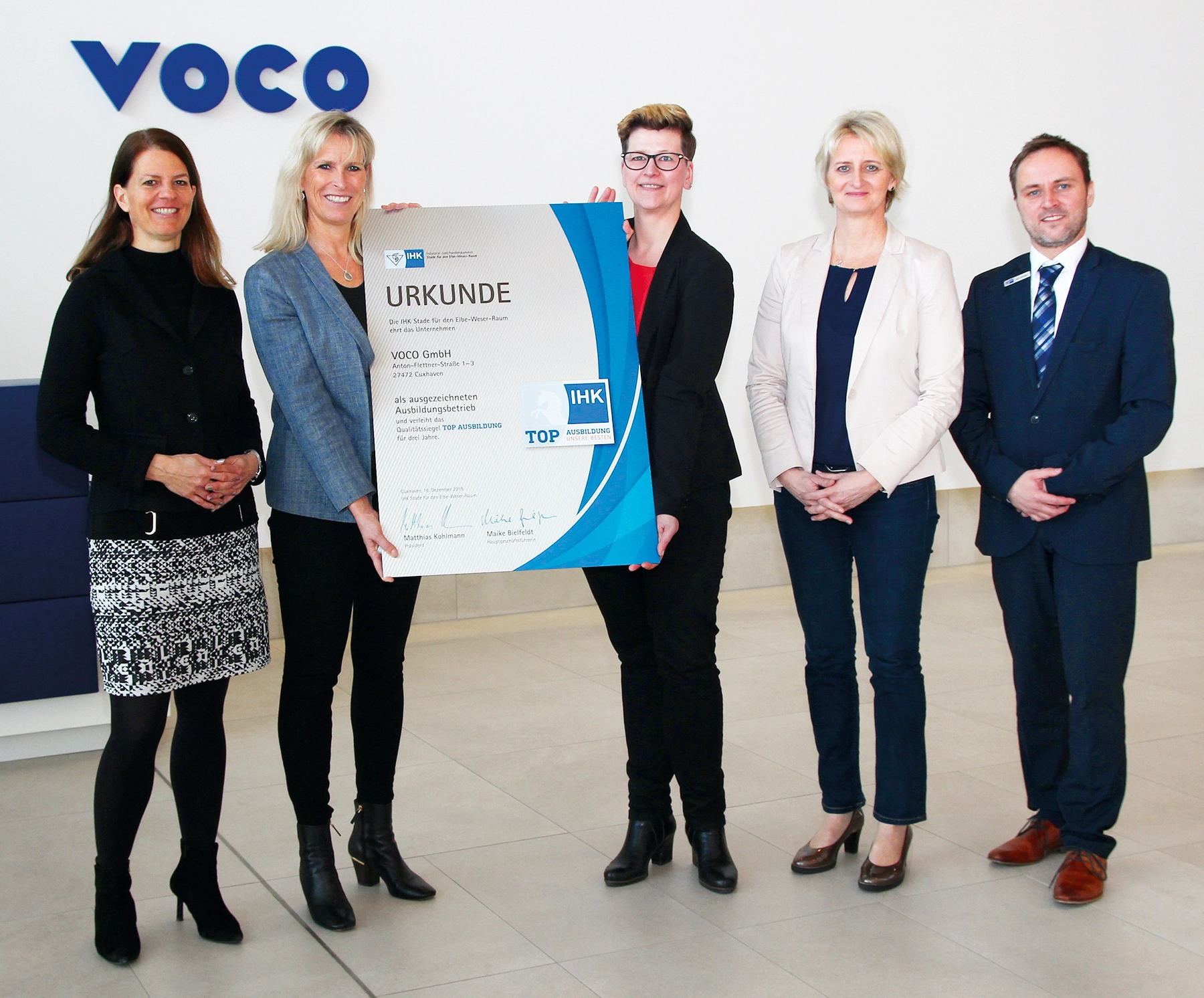 V. l.: Maike Bielfeldt (Hauptgeschäftsführerin IHK Stade), Ines Plaumann-Sauerbier (VOCO-Geschäftsleitung), Stefanie Hein (Ausbildungsbeauftragte, VOCO), Britta Nell (Leiterin Personalwesen, VOCO) und Dirk Immken (Leitung Aus- und Weiterbildung, IHK St