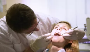 Eine ausreichende Zinkversorgung spielt auch in der zahmedizinischen Prophylaxe eine wichtige Rolle.