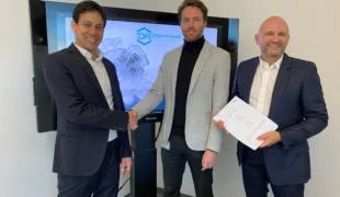 SBK-Fachexperte Marco Gillitz (Mitte) bei der Vertragsunterzeichnung mit den Dentavenir-Gründern Markus Utomo (links) und Georgios Giotakis (rechts).