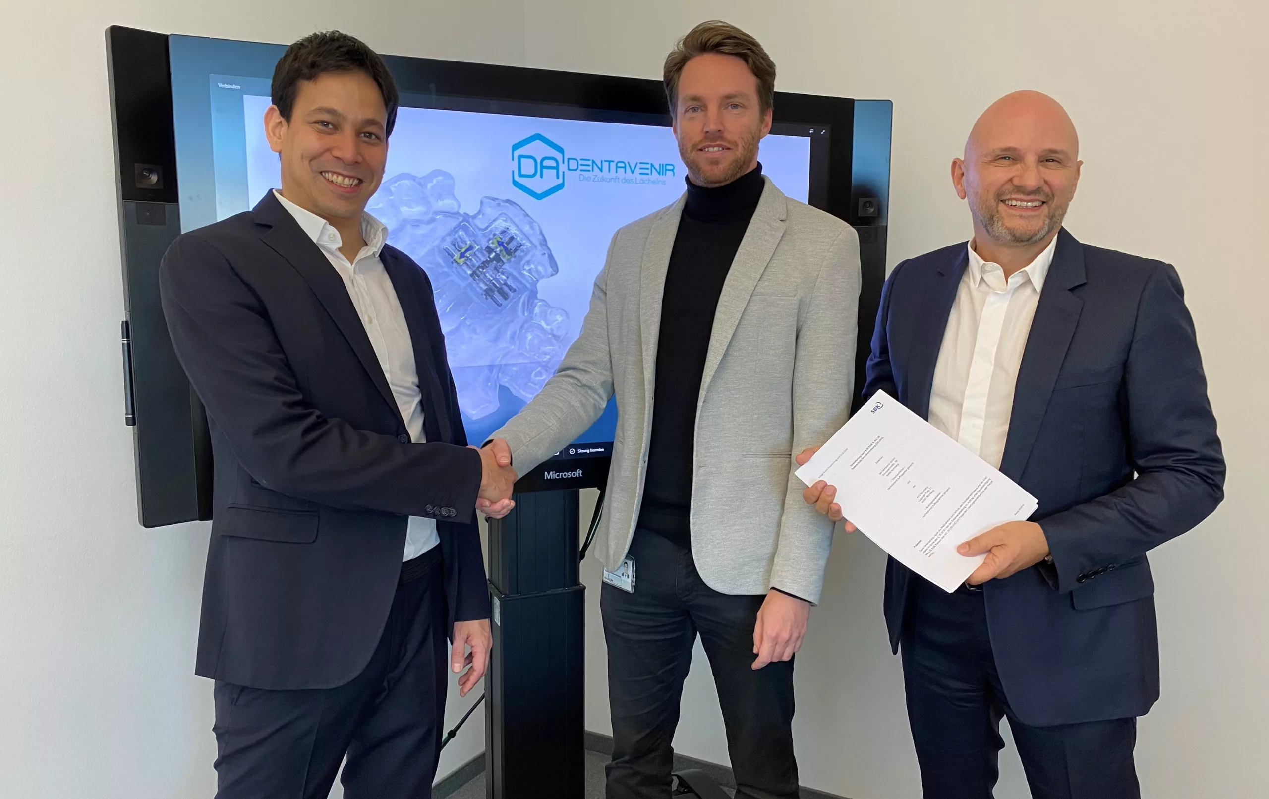 SBK-Fachexperte Marco Gillitz (Mitte) bei der Vertragsunterzeichnung mit den Dentavenir-Gründern Markus Utomo (links) und Georgios Giotakis (rechts).