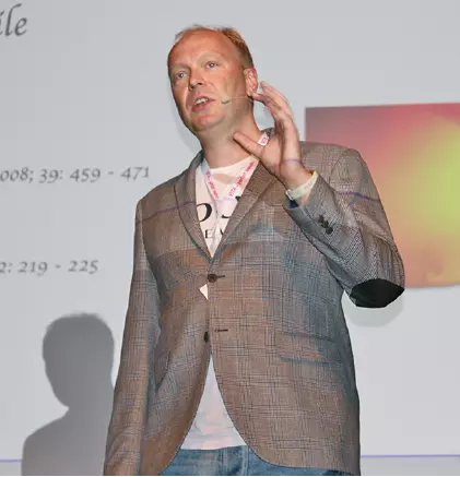 Abb. 2: Prof. Dr. Florian Beuer im interaktiven Dialog über Vollkeramik.