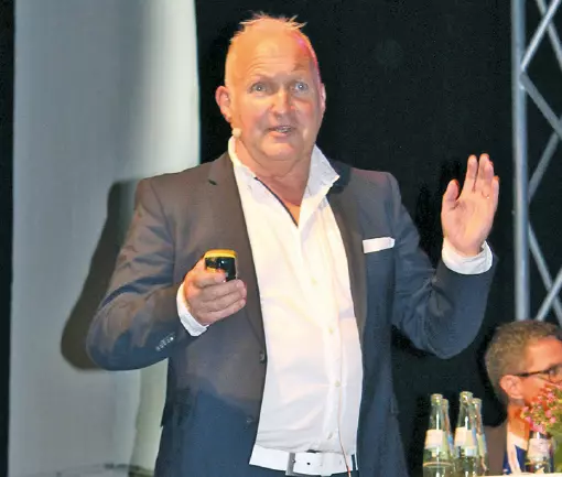 Abb. 5: ZTM Jürgen Freitag in Aktion bei seinem Vortrag zum Thema „der richtige, indikationsbezogene Materialmix“.