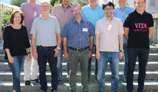 Abb. 1: Die Kursreferenten Martina Rosenbusch (VITA, 1. von links), ZTM Dietmar Schaan (Amann Girrbach, 1. Reihe 2. von links) und Stanislav Keller (VITA, 1. von rechts) mit den Teilnehmern des Septemberkurses.