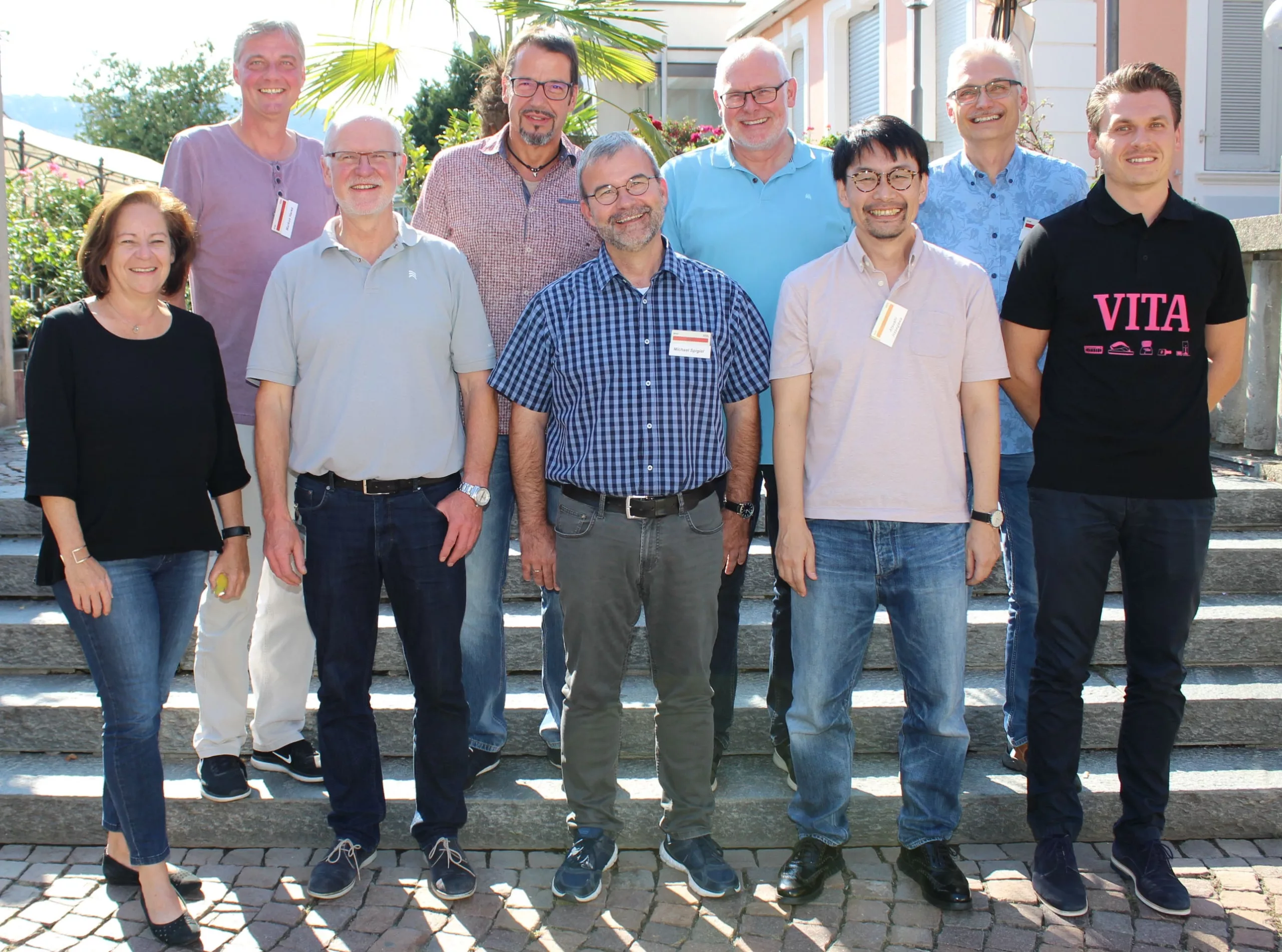 Abb. 1: Die Kursreferenten Martina Rosenbusch (VITA, 1. von links), ZTM Dietmar Schaan (Amann Girrbach, 1. Reihe 2. von links) und Stanislav Keller (VITA, 1. von rechts) mit den Teilnehmern des Septemberkurses.