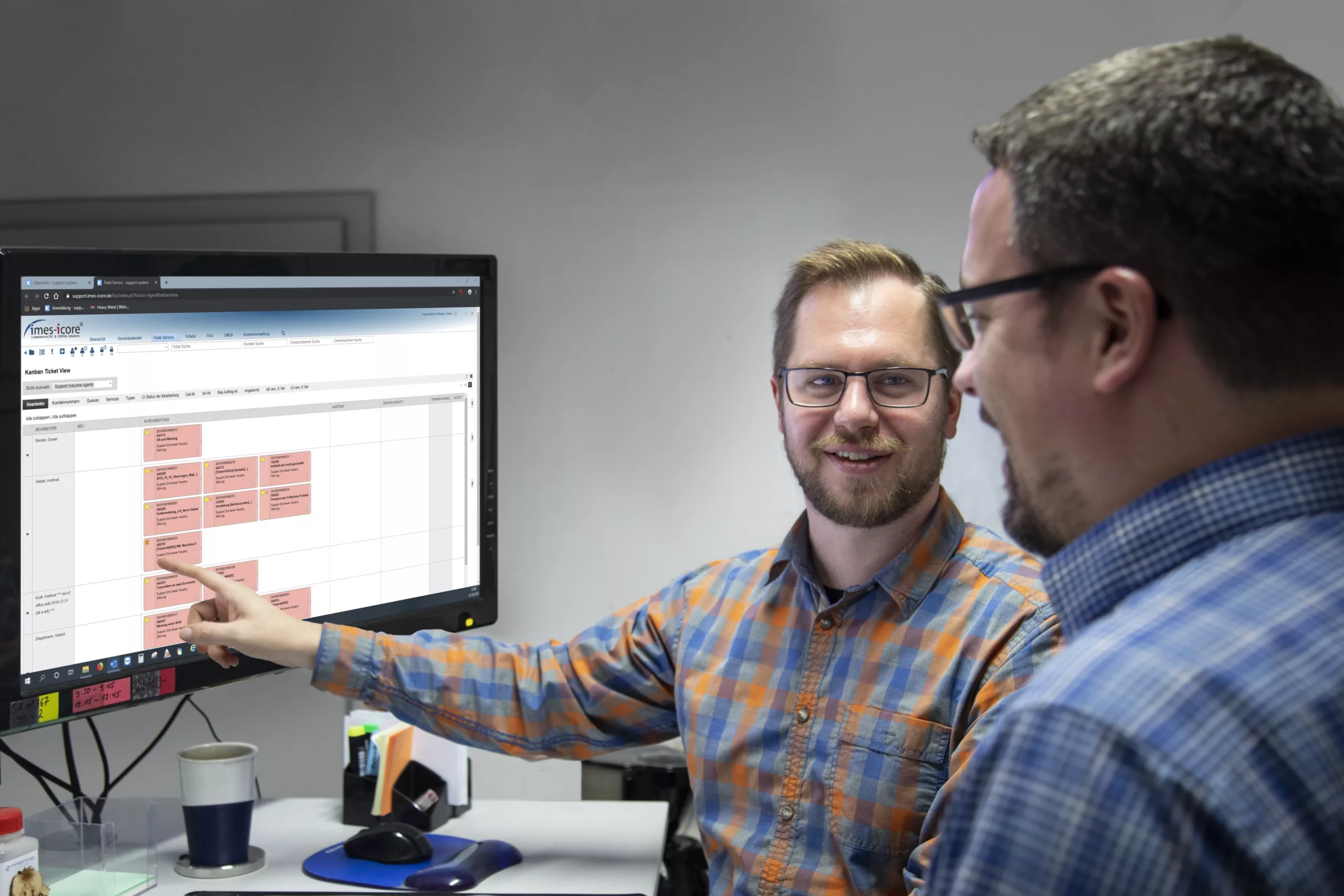 Sind von der Software überzeugt: Daniel Bender, Leiter Abteilung Service Industrie bei imes-icore (rechts), und Dominik Kreuzer, Service-Techniker.
