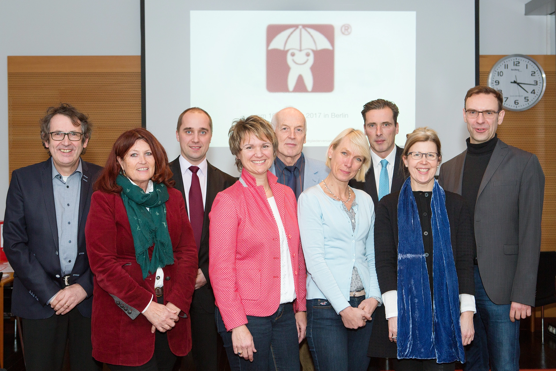 Der aktuelle Vorstand (v. l.): Prof. Dr. Stefan Zimmer, Dr. Brigitte Hermann, Dr. Konrad Hohlfeld, ZÄ Ulrike Jurzica, Wolfgang Weber, Annette Marquardt, Wolfgang Hempel, Claudia Meissner, Dr. Sebastian Ziller. Nicht abgebildet: Prof. Dr. Rainer Haak.