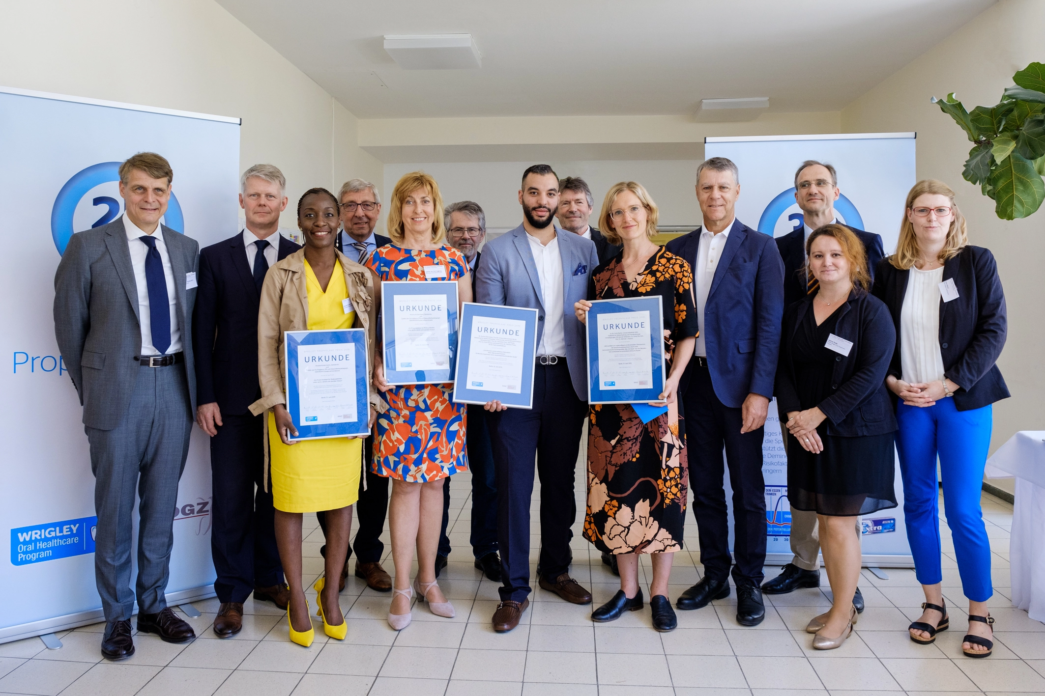 V. l.: Prof. Dr. Thomas Attin (Jury, Zürich), Prof. Dr. Rainer Haak (Jury, Leipzig), Houma Kustermann (Sonderpreis, Rottweil), Andreas Herforth (Jury, Hamburg), Sybille van Os-Fingberg (Sonderpreis, Rottweil), Prof. Dr. Werner Geurtsen (Jury, Hannover), Dr. Karim Elhennawy (Wrigley Prophylaxe Preis, Berlin),  Prof. em. Dr. Joachim Klimek (Jury, Gießen), Dr. Dr. Greta Barbe, Prof. Dr. Michael Noack (Wrigley Prophylaxe Preis, Köln), Prof. Dr. Christian Hannig (Jury, Dresden),   Sabine Bode (WOHP, Unterhaching), Nina Wenzl (Mars Wrigley, Unterhaching). Verhindert: Prof. Dr. Hendrik Meyer-Lückel (Jury, Bern).