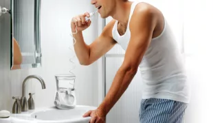 Die Waterpik® Munddusche in der Anwendung.